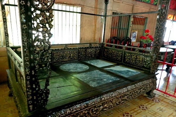 Ngôi chùa độc nhất vô nhị dùng… 9000 chiếc chén, đĩa ốp tường